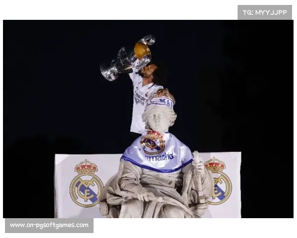 欧冠冠军奖杯巡展，球迷排队合影留念